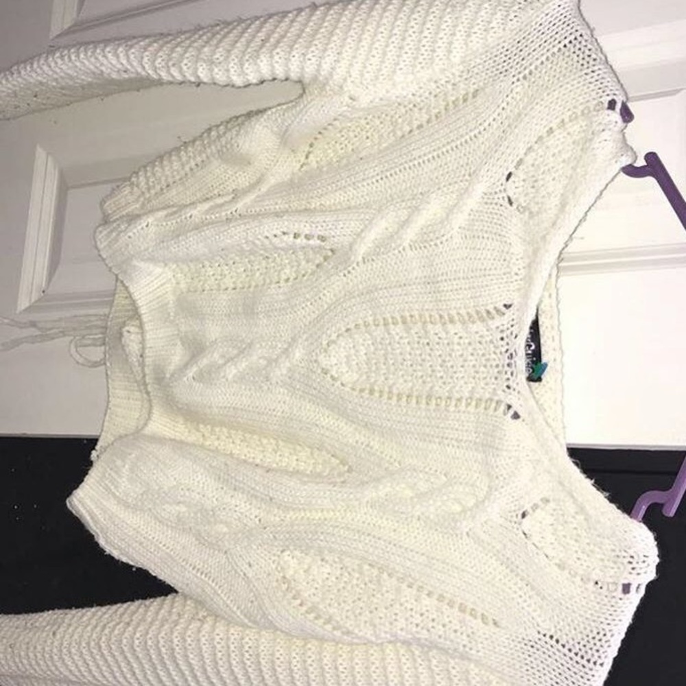 Thrifted white knitted crop sweater 🦷🐩🐚